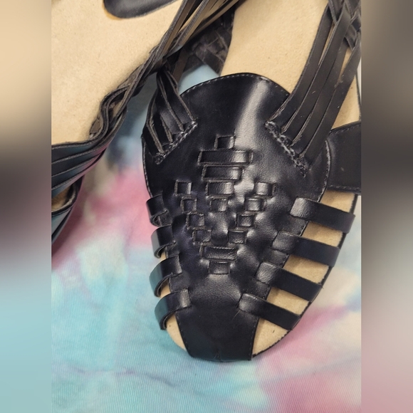 Yuu Black Woven Sandals - Picture 3 of 5